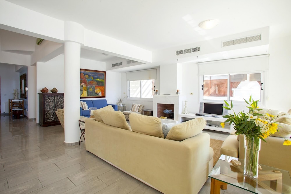 Sunset Beachfront Villa Meneou