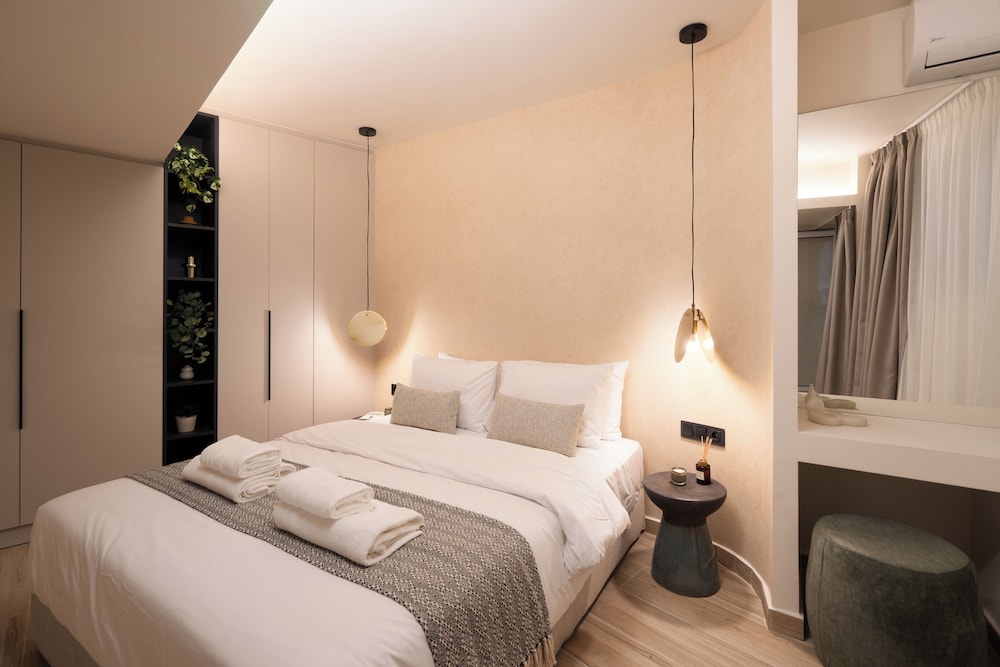 Cozy & Chic Stay Near Metro Station
