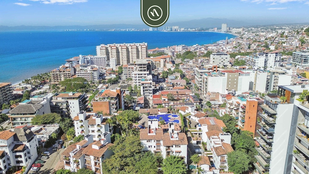 Stylish 2 BR Condo in Romantic Zone - Rooftop Pool