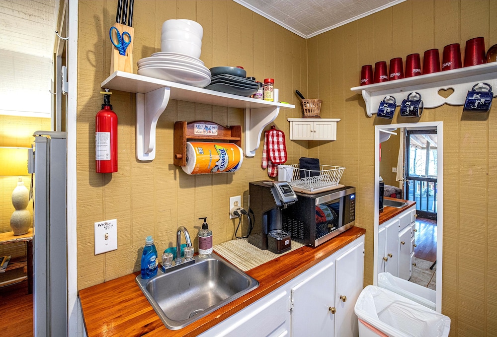 Bear Creek Lodge and Cabins in Helen Ga - Pet Friendly, River on Property, Walking Distance to downtown Helen