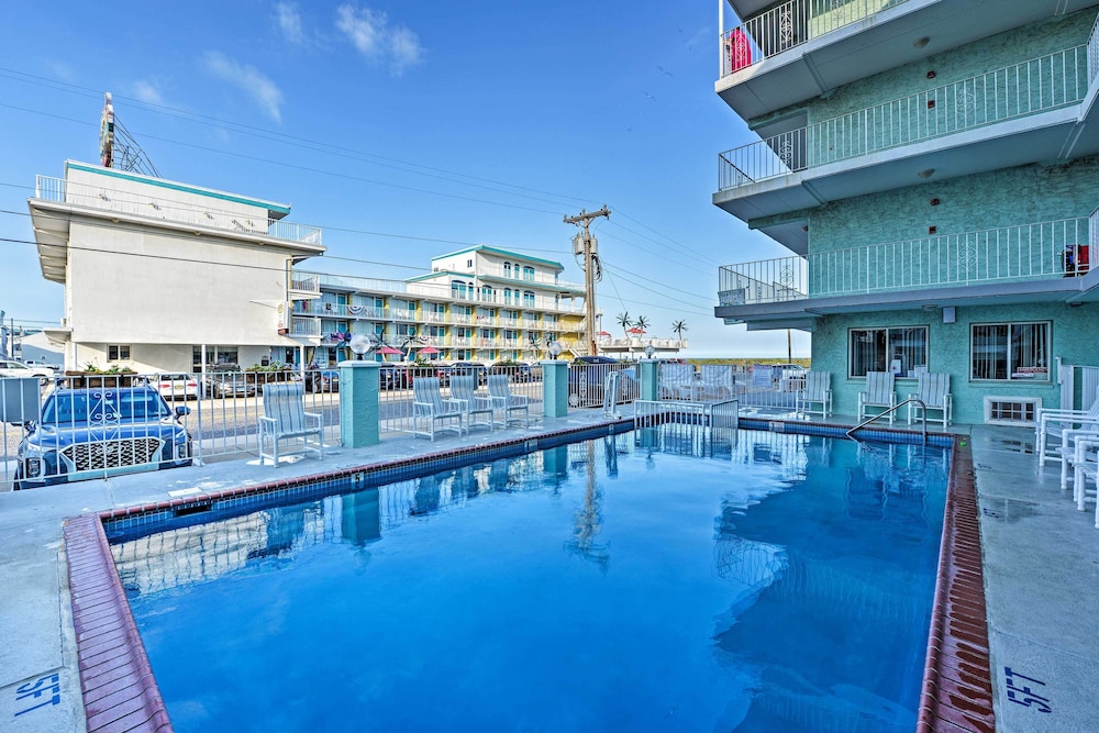 Wildwood Crest Condo w/ Pool: Walk to Restaurants!