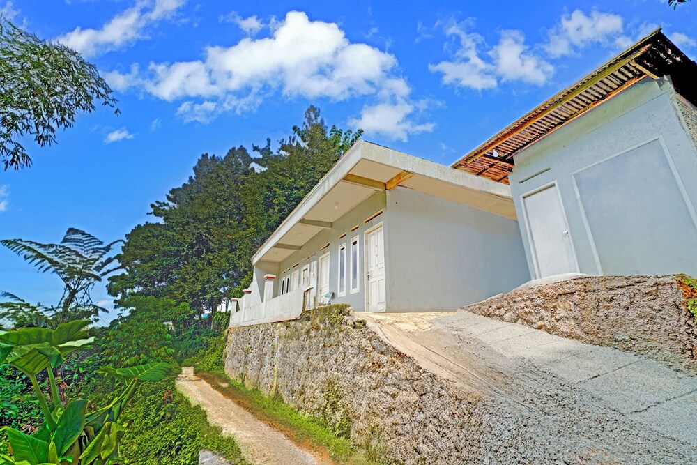 OYO 95065 Villa Ade