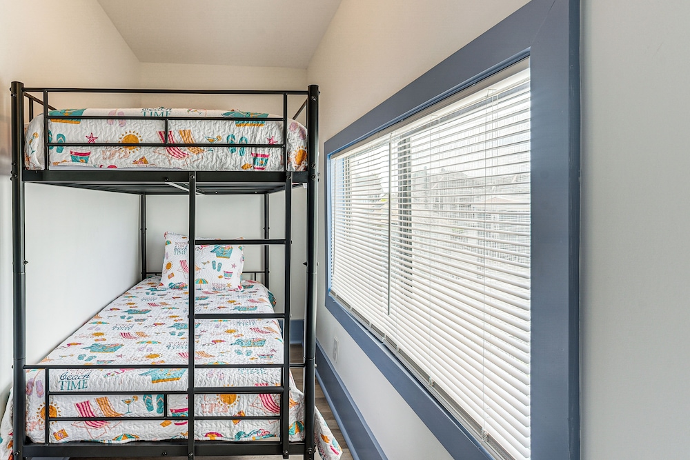 < 1/2 Mi to The Strand: Historic Galveston Apt!