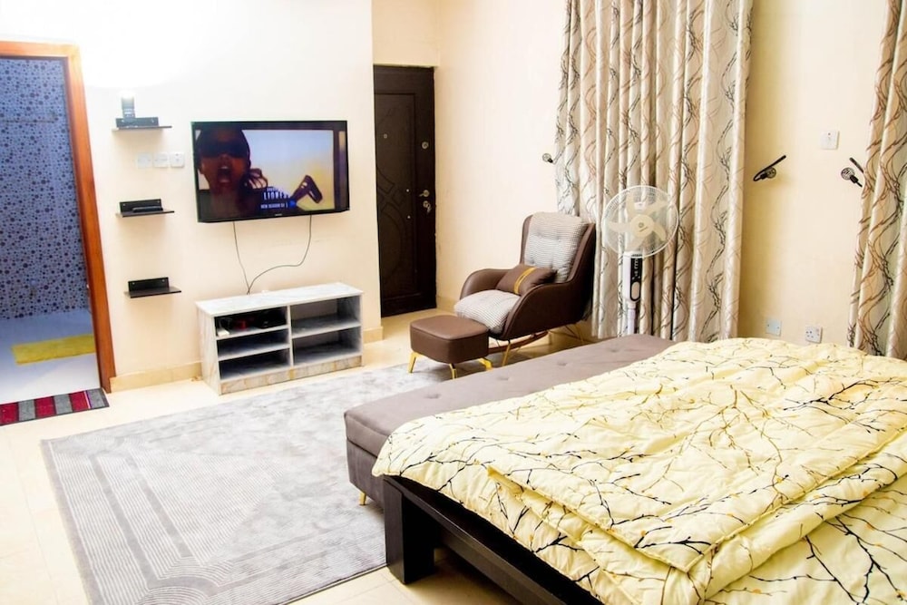 Luxury 4 BR Apt w Parking, Hot Tub, Magodo Estate