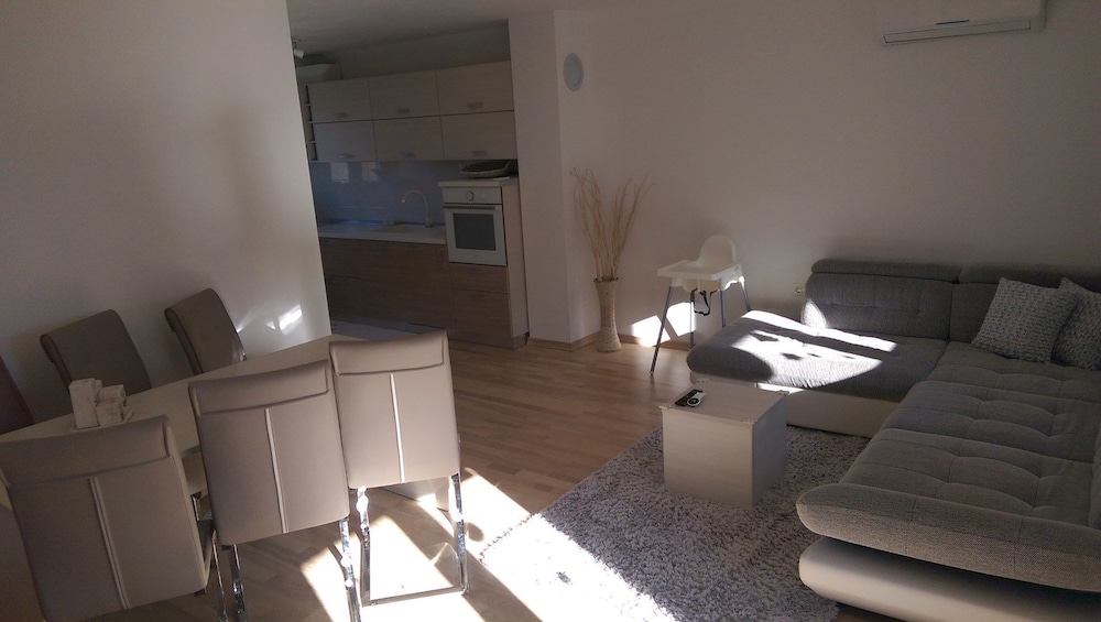 Apartment Hennion / Two Bedrooms A3 Liam view 5