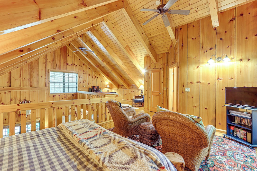 Cozy Cohutta Cabin: Creekside Cabin in Ellijay!