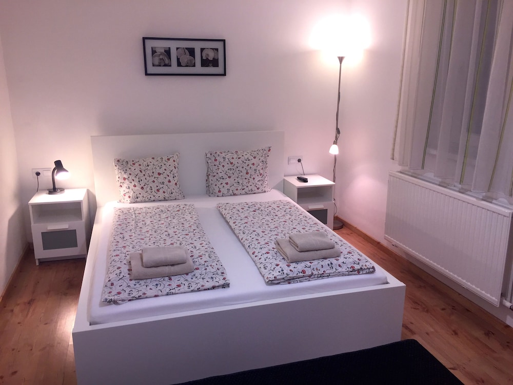 Toldi Apartments