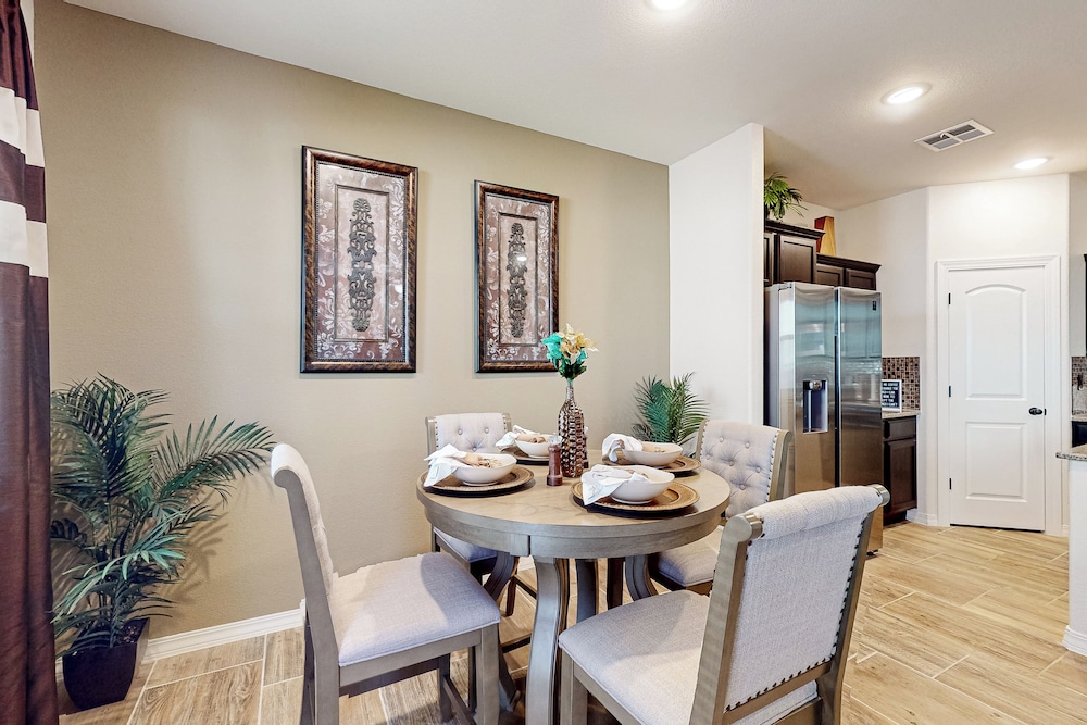 4BR w/ Private Yard, Outdoor Games, Grill, & W & D