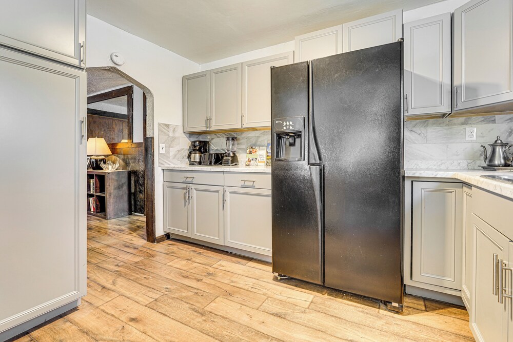 Private Pool & Yard: Pet-friendly Home in Toledo