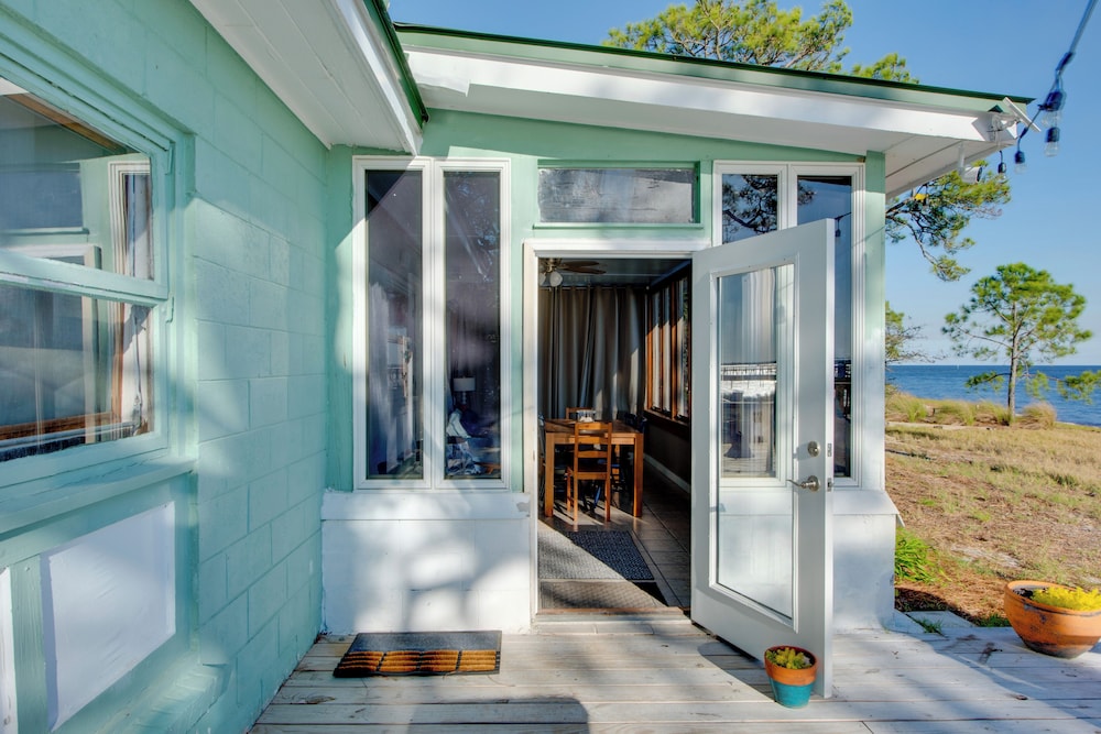 Relax & Refresh: Waterfront Cottage in Panacea