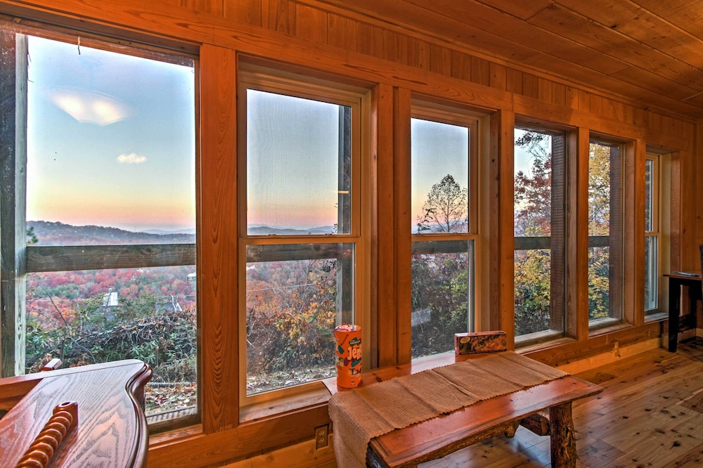 Hot Tub & Mtn Views: Scenic Cabin in Gatlinburg!
