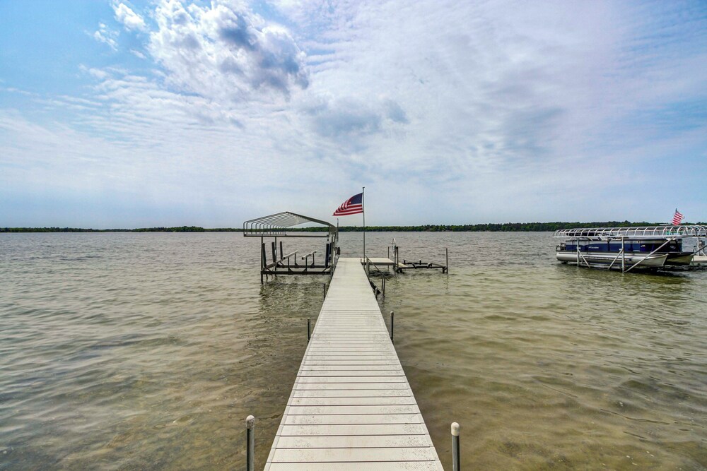 Family Retreat on Cross Lake: Boat, Swim & Relax!