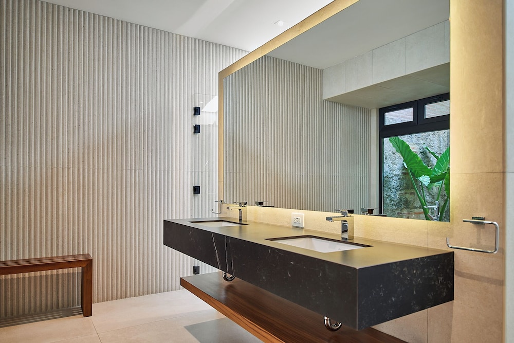 Singular Signature Residences