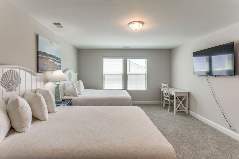 4 Mi to Beaches: Sleek Retreat in Ocean Isle Beach