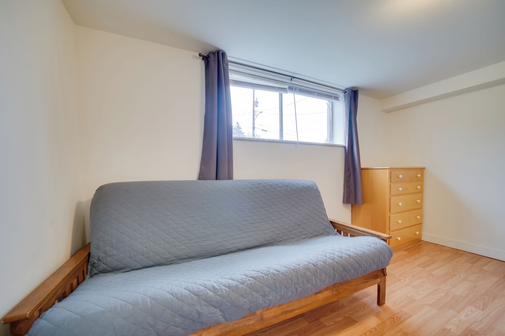 6 Mi to Downtown Seattle: Peaceful Apt w/ Patio