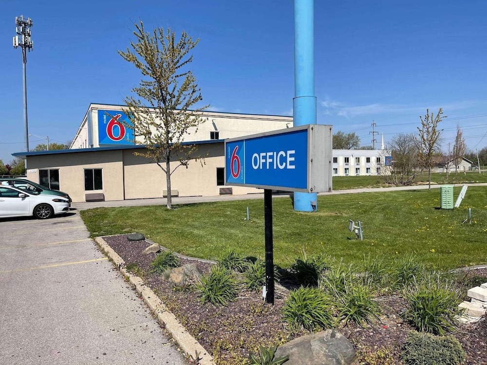 Peoria Vacations - Studio 6 Peoria, IL - Property Image 1