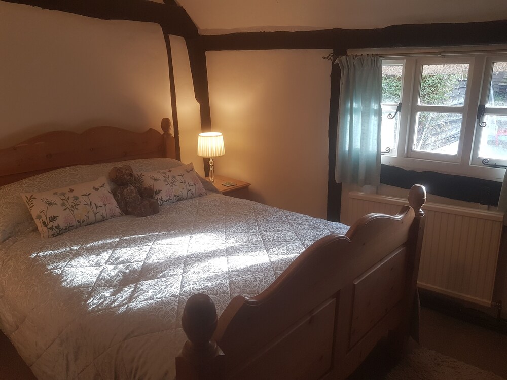 Delightful 3 bed Thatched Cottage Near Winchester view 5