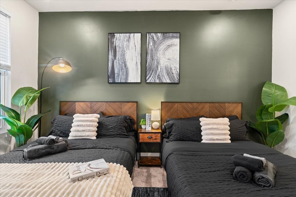 Luxe King 3BR Townhouse in Uptown CLT