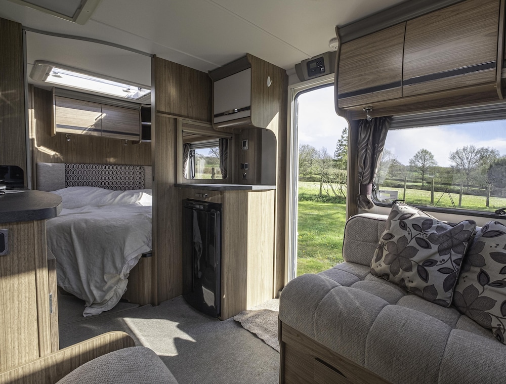 2 Double Bed Caravan - Secure Parking and Wifi view 2