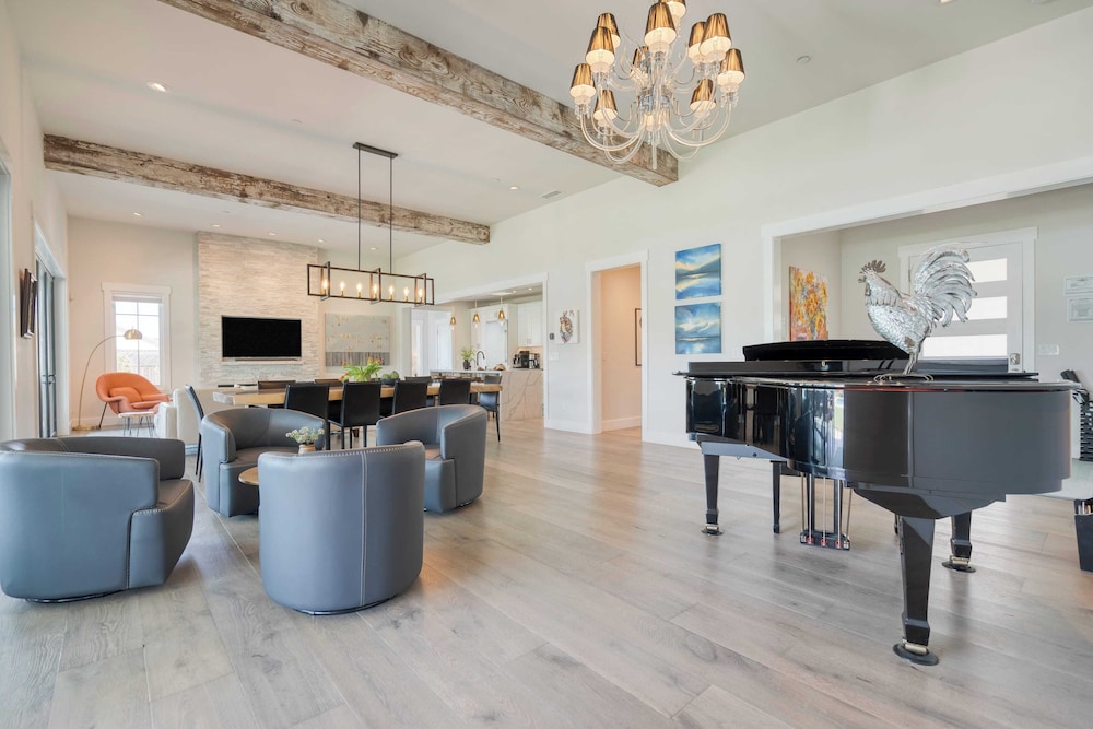Luxe, Pool, Spa, Fire Pit, Game Room, Piano Sonoma Pool Retreat by Avantstay