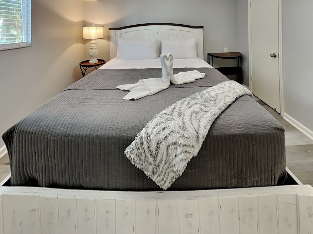 Pleasure Pier Retreat Manor by Ryson Vacation Rentals