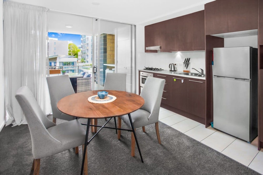 2-bed Near Brisbane CBD With Pool, Sauna & BBQ