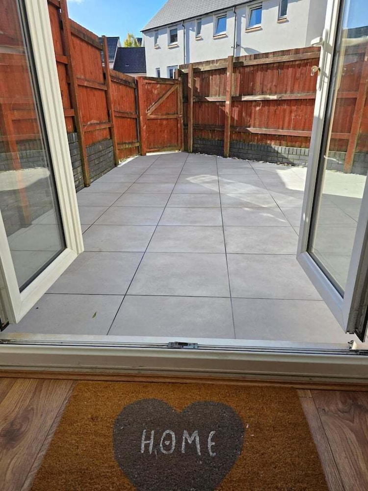 Bright 4-bed Swansea Getaway With Parking