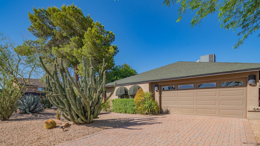 Scottsdale Gem W/pool in Private and Serene Yard!