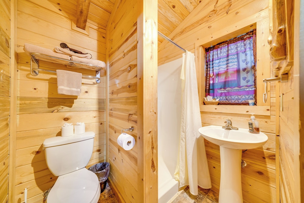 4 Mi to Broken Bow Lake: 'wee Bear Cabin' Getaway!