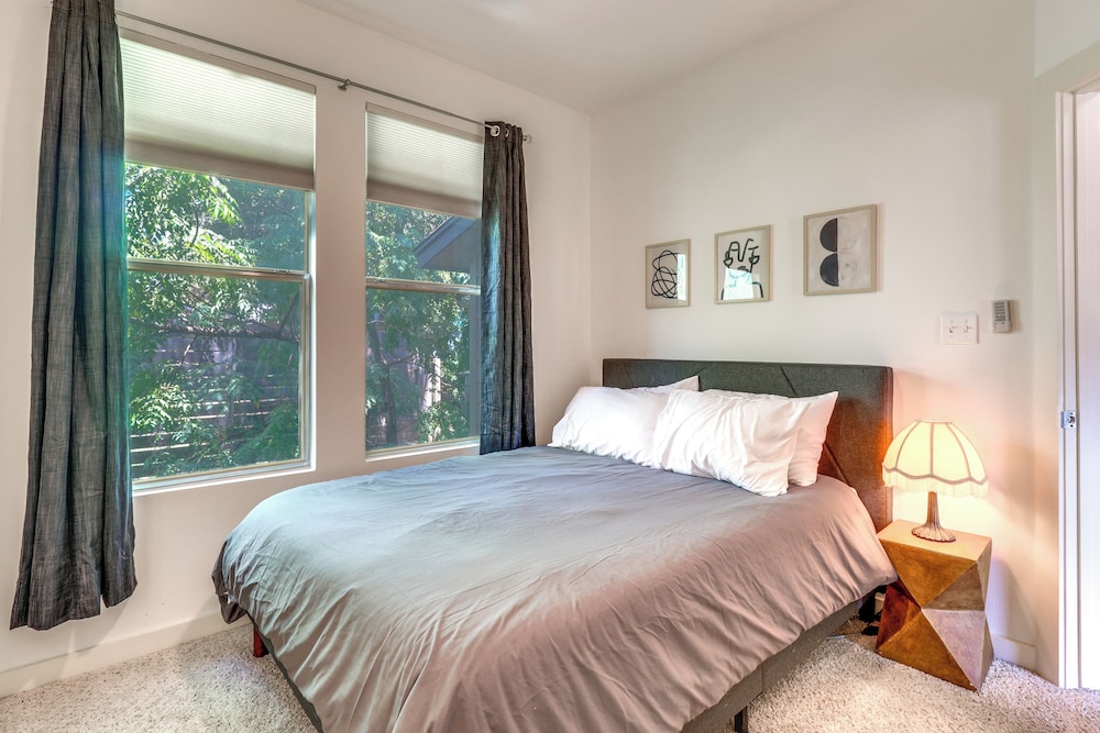 3 Mi to Dtwn: Centrally Located Austin Townhome