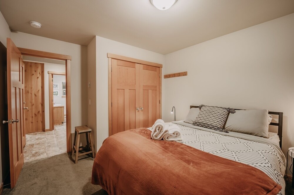 52gs - Hot Tub - Wifi - Pets Ok - Wood Stove - Sleeps 6 2 Bedroom Home by RedAwning view 2