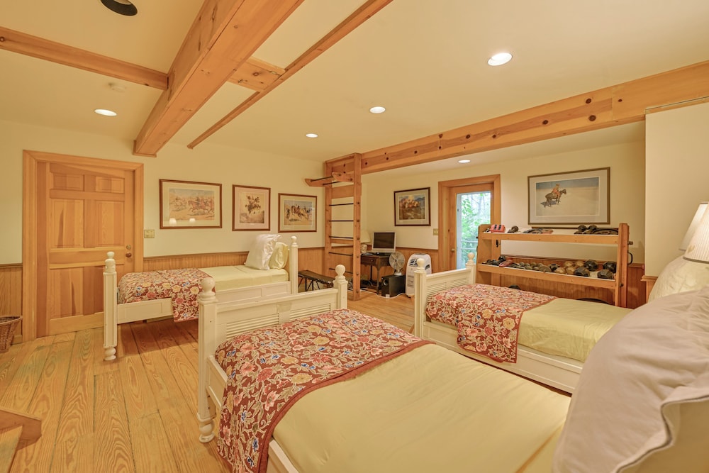 20-acre Hamptons Nature Escape w/ Hot Tub & Pool