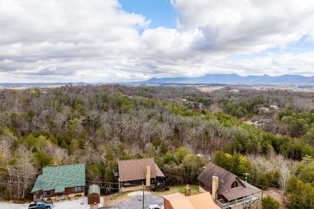 Cozy Cabin Hot Tub Balcony Golf Simulator Near Pigeon Forge Smoky Mountain Group Retreat Mountains Are Calling by Avantstay