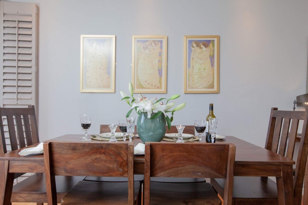 Holyrood Residence - Luxury Apartment With Parking