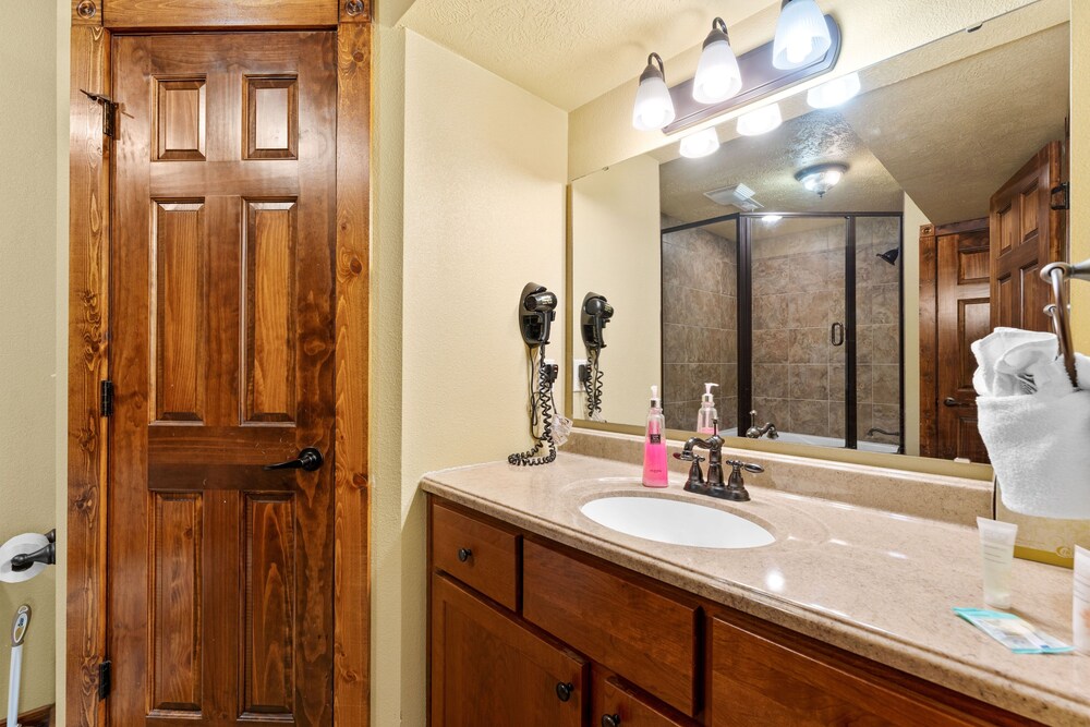Timeless Memories Lodge 6 Bedroom Cabin by RedAwning