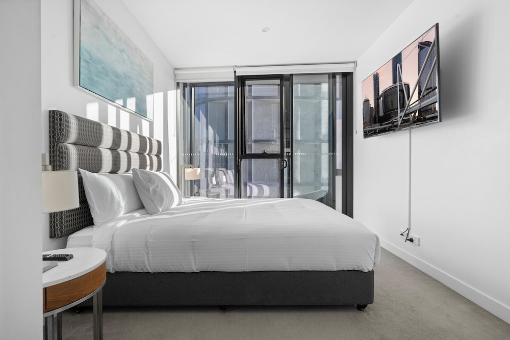 City Escape With Balcony & Resort-style Amenities