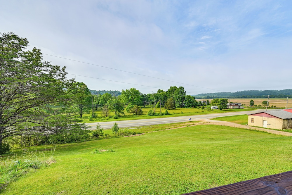 6 Mi to Lake Liberty: Pet-friendly Home w/ Yard