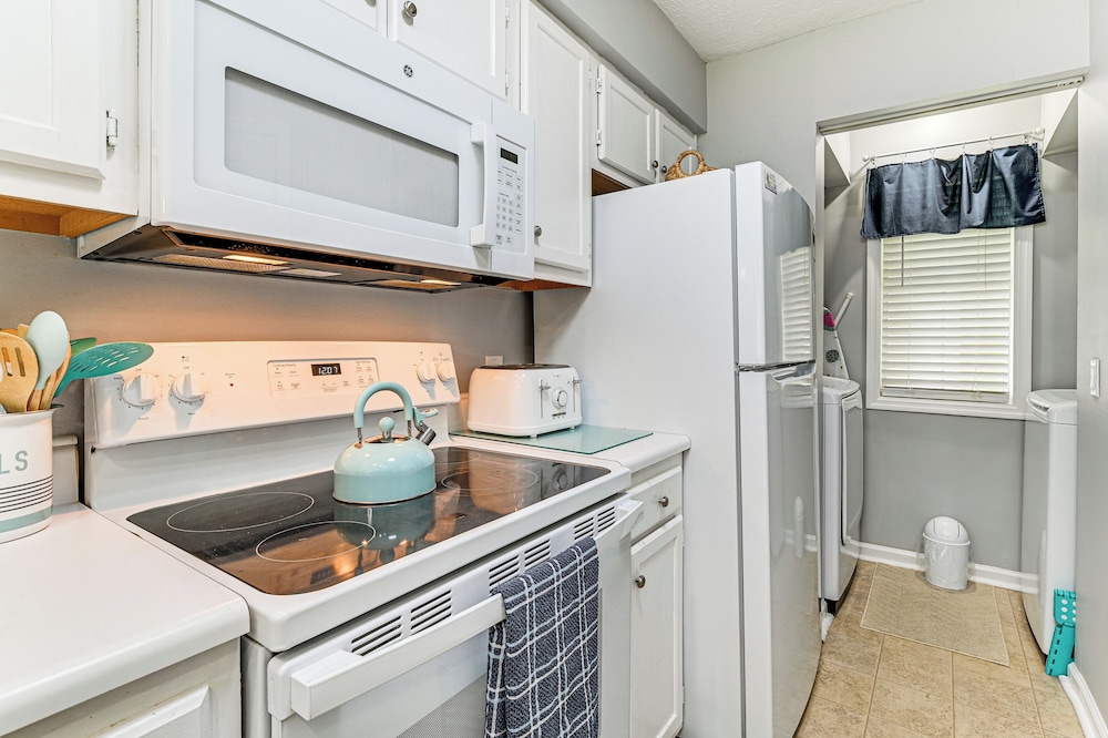 Pool Access & Golf View: Myrtle Beach Retreat!