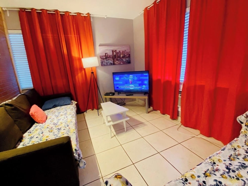 Cozy 2BR in Hollywood FL Pet Friendly