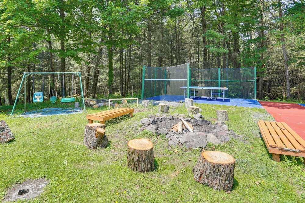5 Mi to Monticello Raceway: Cabin w/ Pool Access!