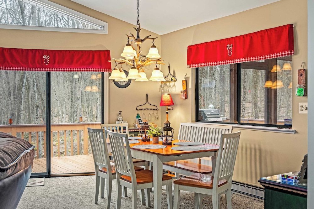Atlas Point Lodge Sauna, Fireplaces, Kayaks, Lakes + Pet-friendly Yard