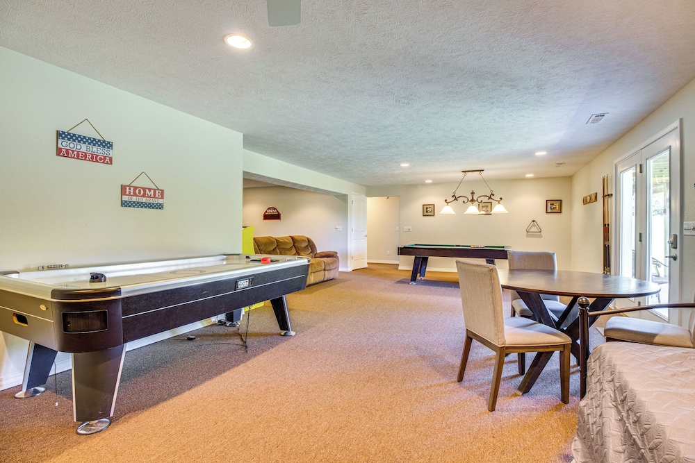 Near Bull Shoals Lake: Spacious Golfer's Getaway!