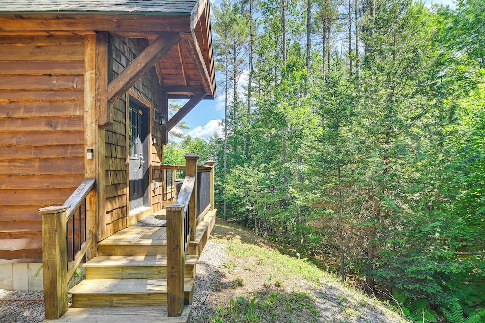 7 Mi to White Mountain NF - Woodsy Bethel Cabin!
