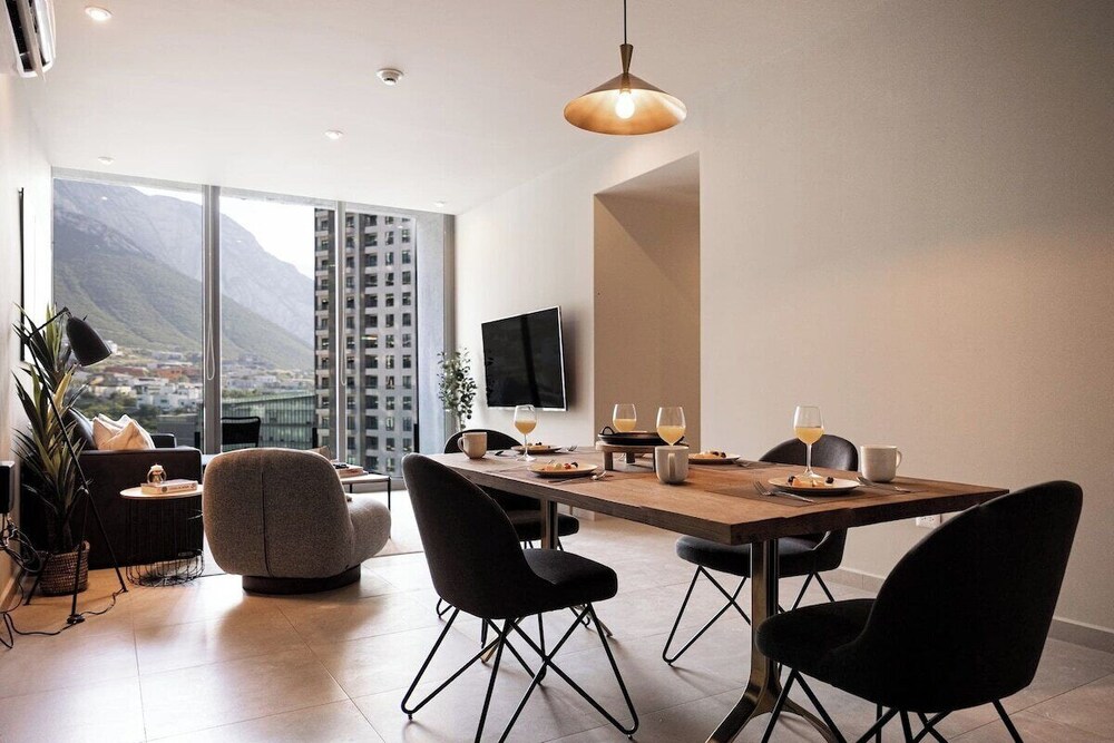 Modern Apts w Pool & Mountain View