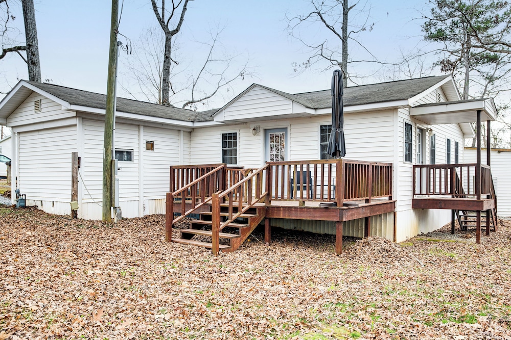 1 Mi to Lake Murray: Pet-friendly Home w/ Deck