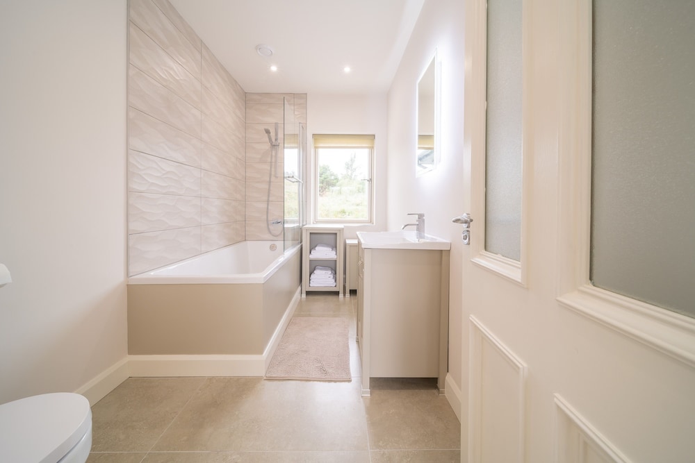 Luxury 5 Bedroom Home With Outdoor Jacuzzi and Indoor Sauna