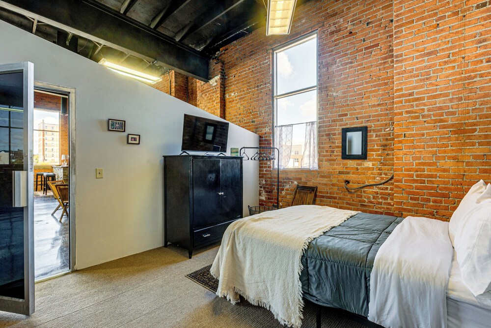 Walk to Huntington Center: 5,000-sq-ft Dtwn Apt