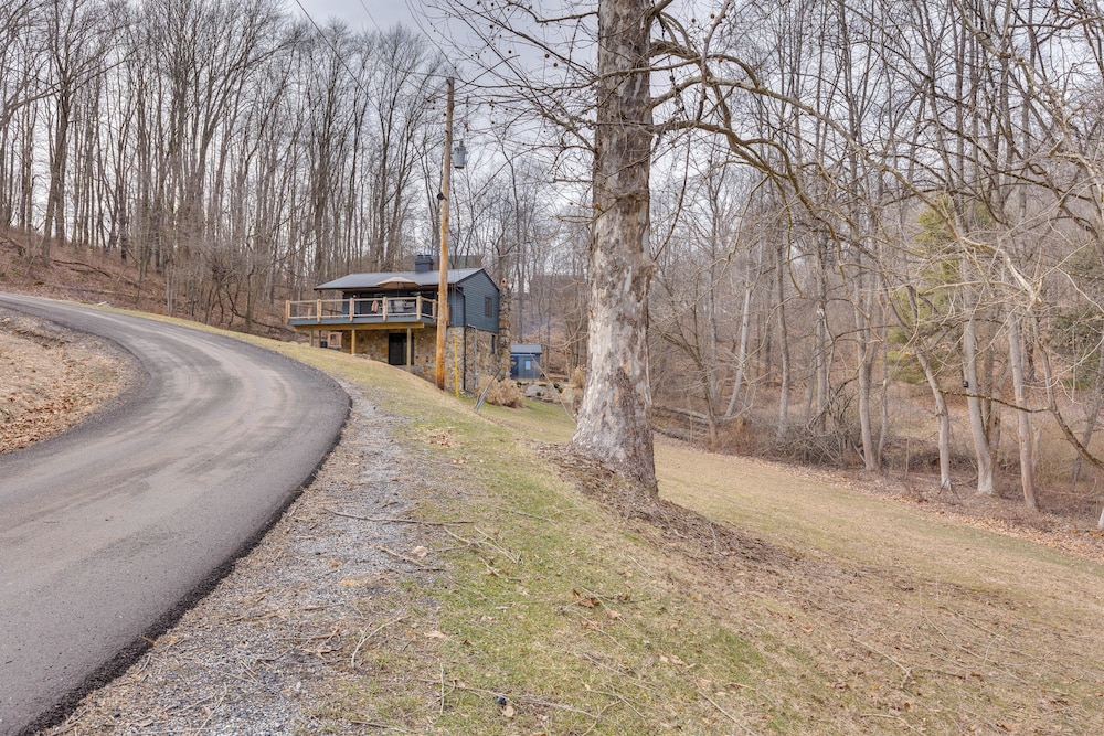 1 Mi to Marina: Cabin w/ Views Near Atwood Lake!