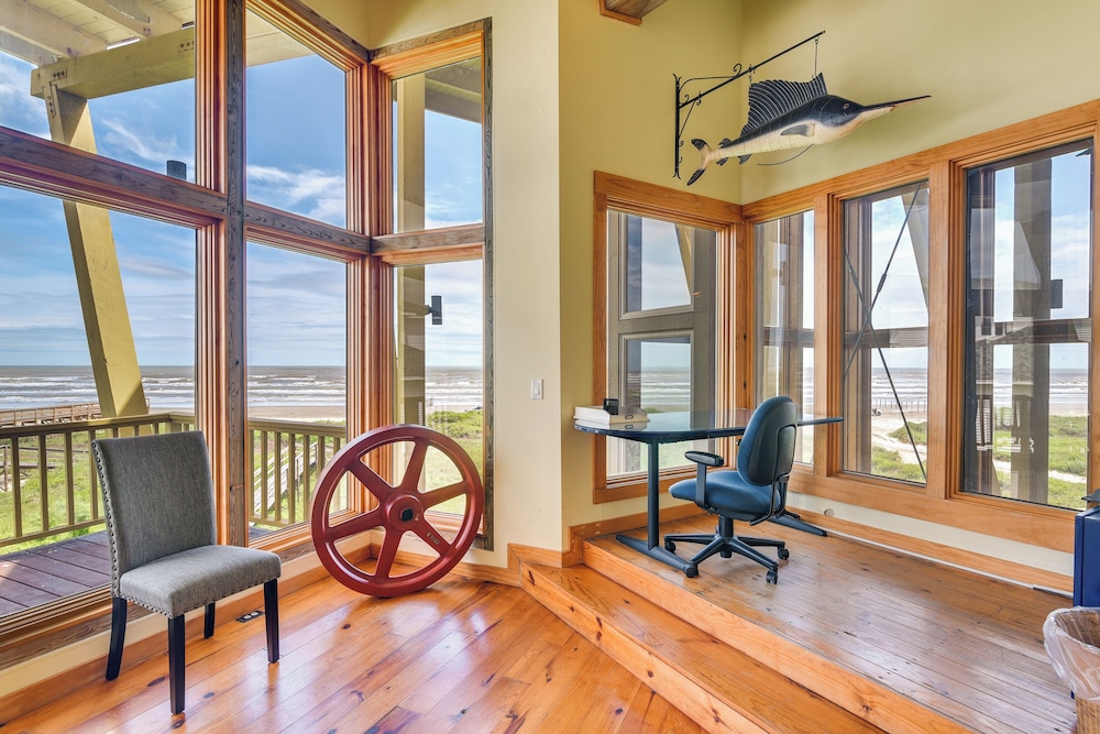Oceanfront Home w/ Beach Access in Galveston