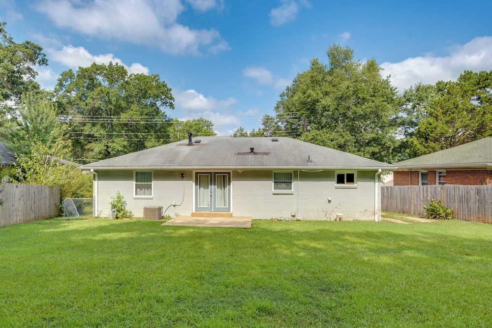 Inviting Home w/ Backyard: 8 Mi to Dtwn Atlanta!